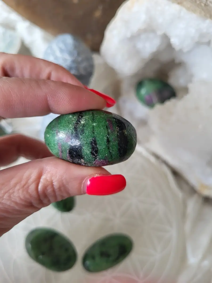 Pierre roulée en rubis zoïsite