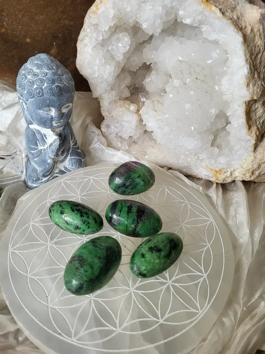 Pierre roulée en rubis zoïsite