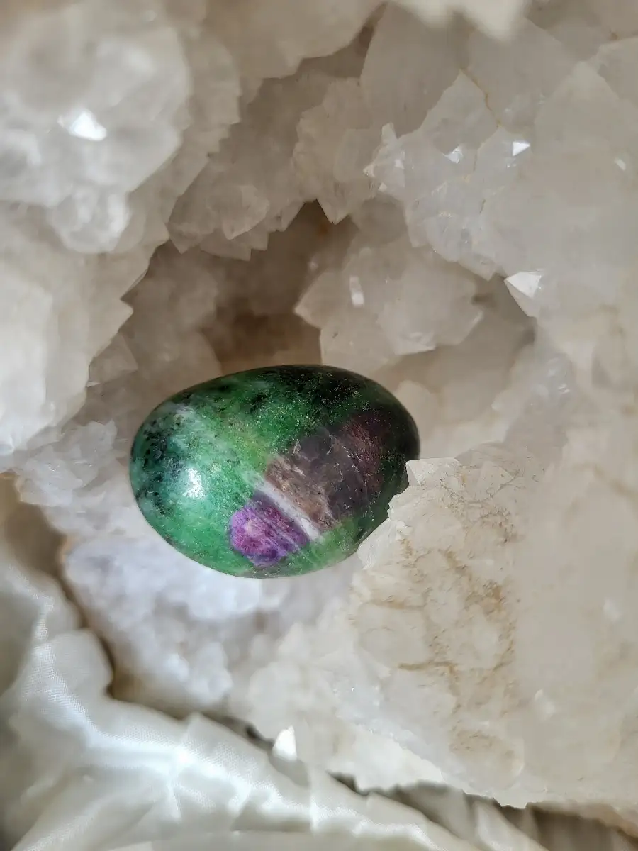 Pierre roulée en rubis zoïsite