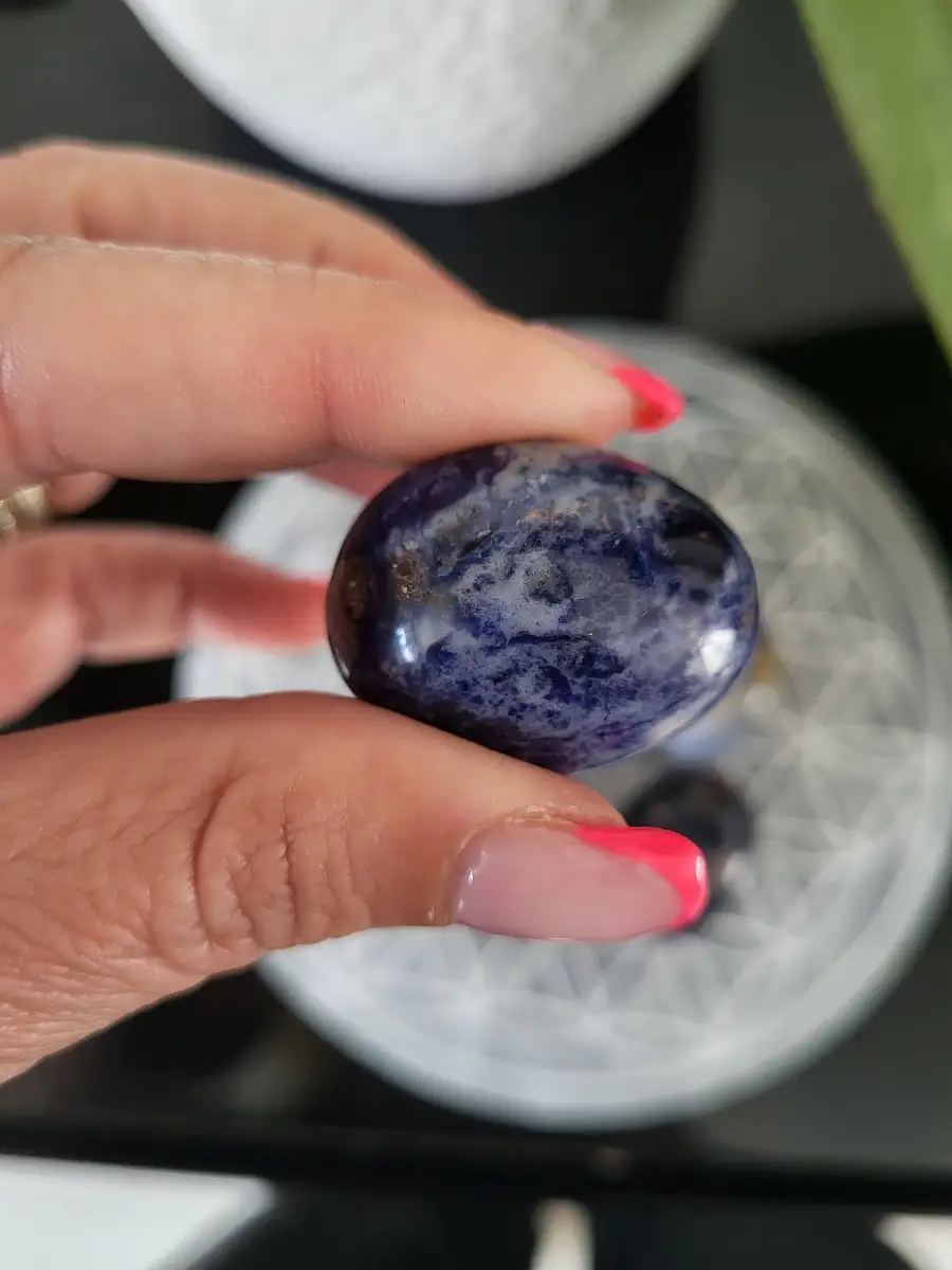 Pierre roulée en sodalite