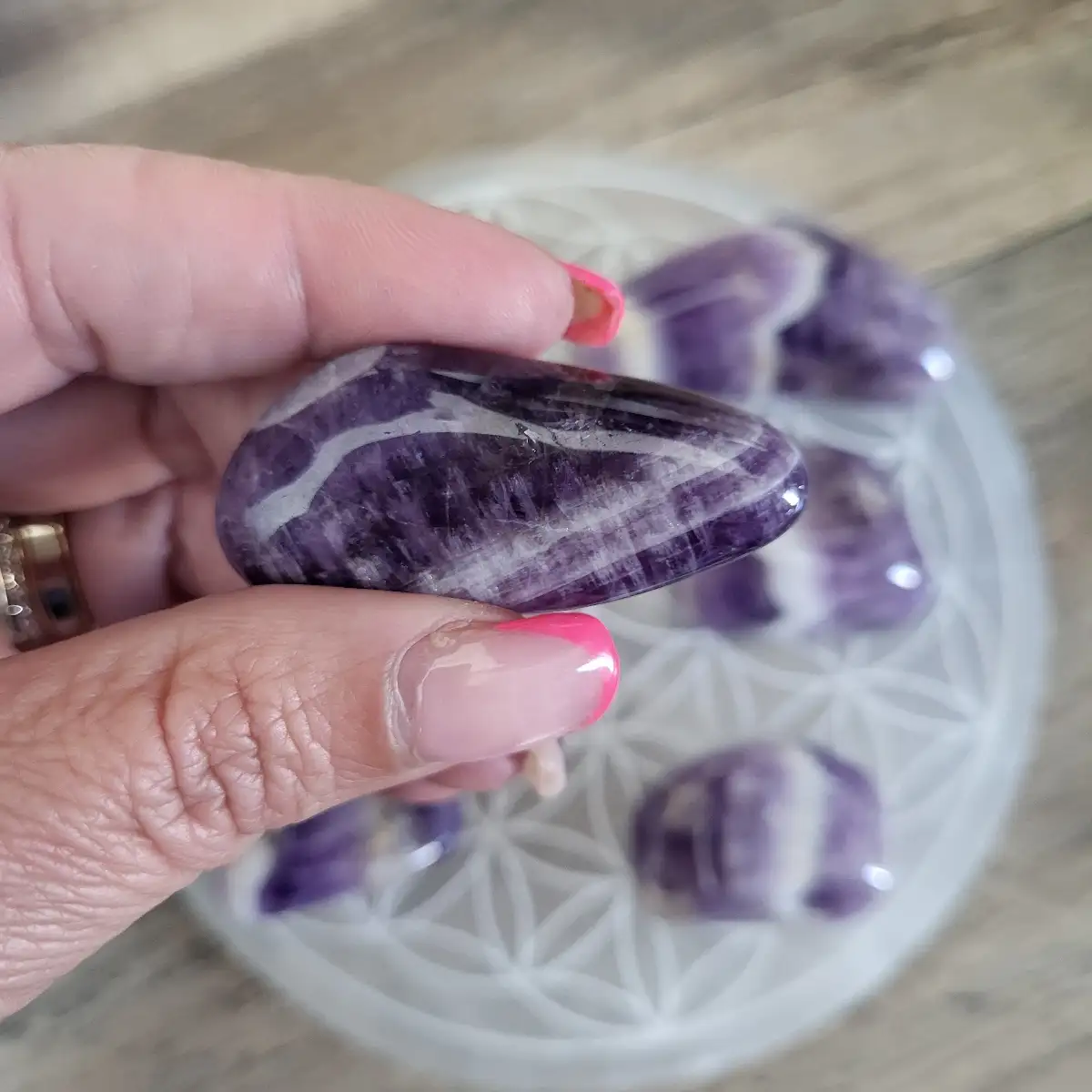 Pierre roulée améthyste rubanée ou chevron