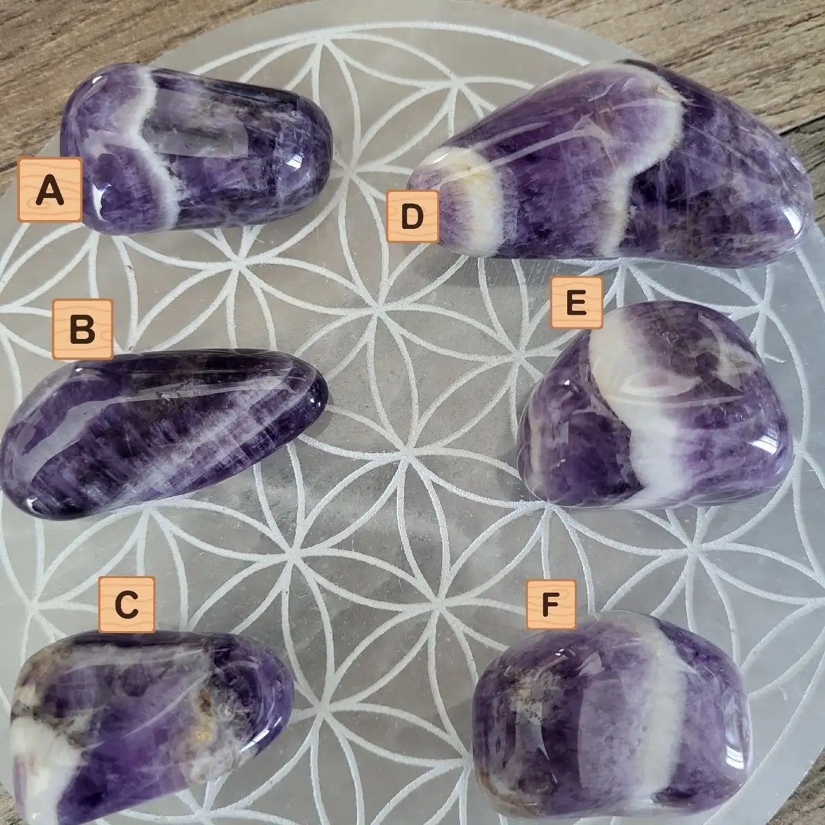 Pierre roulée améthyste rubanée ou chevron